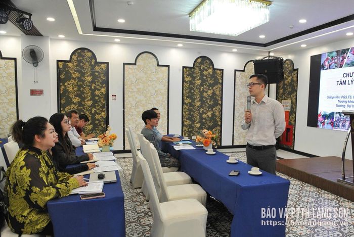 Giảng viên truyền đạt nội dung kiến thức cho các học viên tại lớp bồi dưỡng