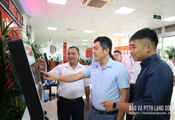 Các thành viên đoàn giám sát khảo sát thực tế tại máy Kiosk hành chính công
