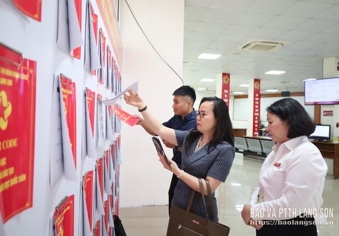 Các thành viên đoàn giám sát khảo sát thực tế tại khu vực quét mã QR