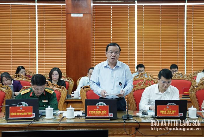 Lãnh đạo Sở Tài chính trình bày dự thảo Báo cáo của UBND tỉnh về tình hình thực hiện Kế hoạch phát triển kinh tế - xã hội năm 2026 tại phiên họp