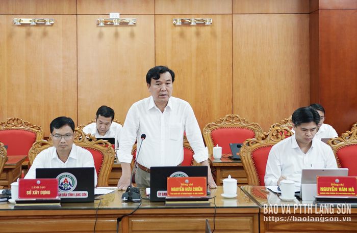 Lãnh đạo Sở Nông nghiệp và Môi trường báo cáo một số nội dung liên quan tại phiên họp