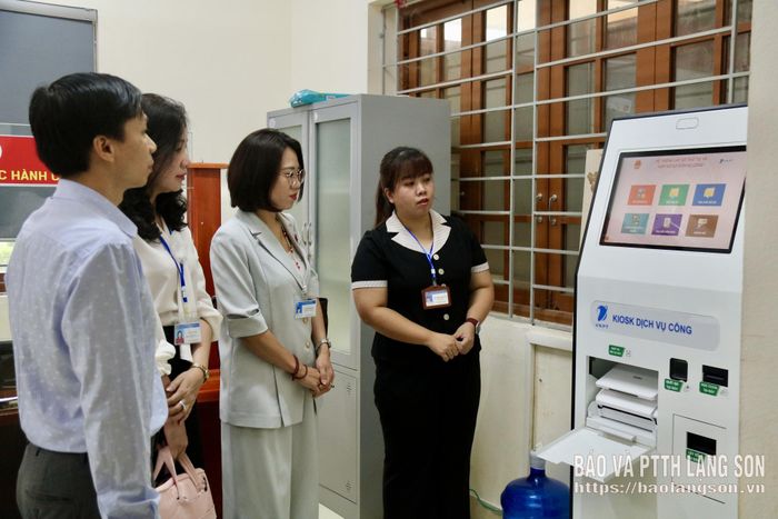 Thành viên đoàn kiểm tra thực tế tại Trung tâm Phục vụ hành chính công xã Tuấn Sơn