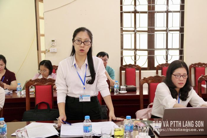 Thành viên đoàn kiểm tra phát biểu tại buổi làm việc với xã Nhân Lý
