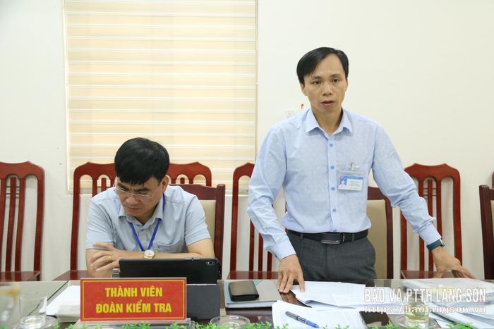 Thành viên đoàn phát biểu tại buổi kiểm tra