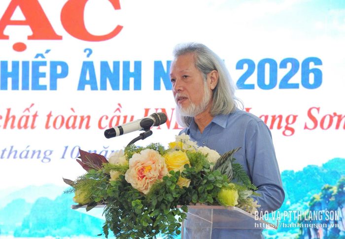 Thành viên Hội đồng thẩm định nghệ thuật của trại sáng tác phát biểu đánh giá, nhận xét về các tác phẩm mỹ thuật, nhiếp ảnh của các trại viên