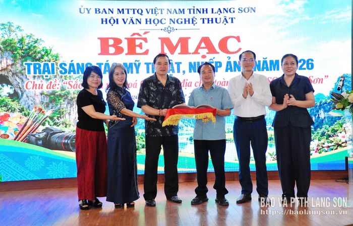 Ban cán sự trại sáng tác bàn giao các tác phẩm nghệ thuật cho Ban Tổ chức