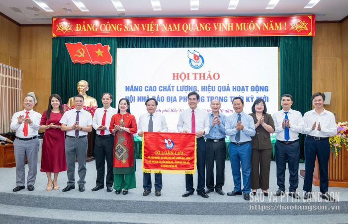 Hội Nhà báo thành phố Bắc Ninh chuyển giao Cờ luân lưu đăng cai Hội thảo nghiệp vụ lần thứ XXII năm 2027 cho Hội Nhà báo tỉnh Phú Thọ