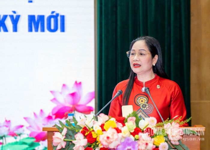 Đồng chí Vũ Thị Hà, Phó Chánh Văn phòng Hội Nhà báo Việt Nam phát biểu tại Hội thảo