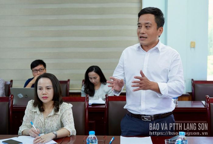 Đại diện Trường THCS Vĩnh Trại trao đổi ý kiến tại cuộc họp