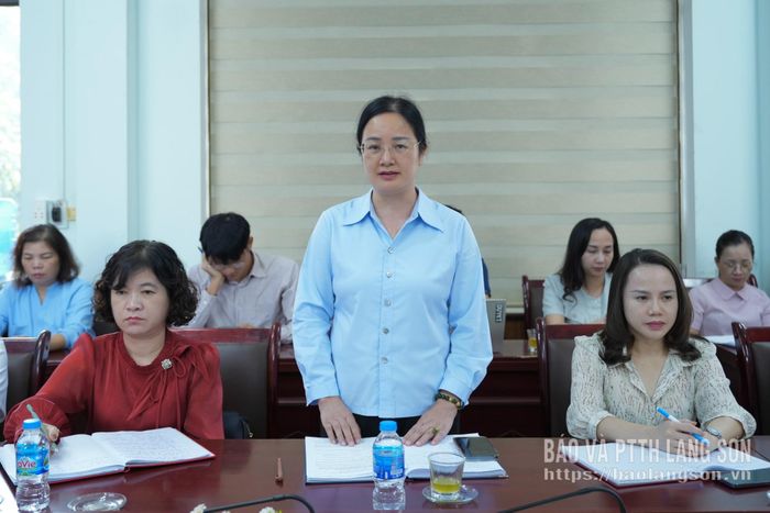 Lãnh đạo Sở Giáo dục và Đào tạo phát biểu tại cuộc họp