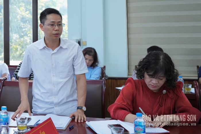 Đại diện Trường THPT chuyên Chu Văn An trình bày ý kiến tại cuộc họp