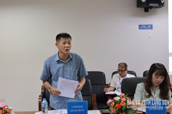 Lãnh đạo Sở Xây dựng phát biểu tại cuộc họp