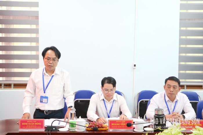 Bí thư Đảng ủy xã Hoa Thám báo cáo việc triển khai nhiệm vụ với đoàn kiểm tra