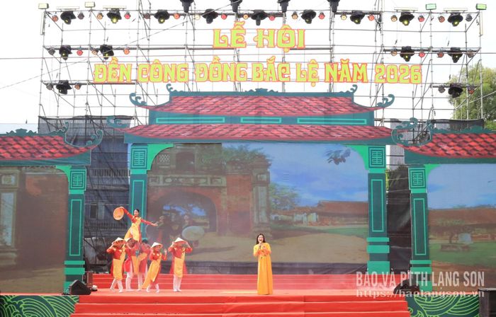 Tiết mục văn nghệ chào mừng khai mạc lễ hội