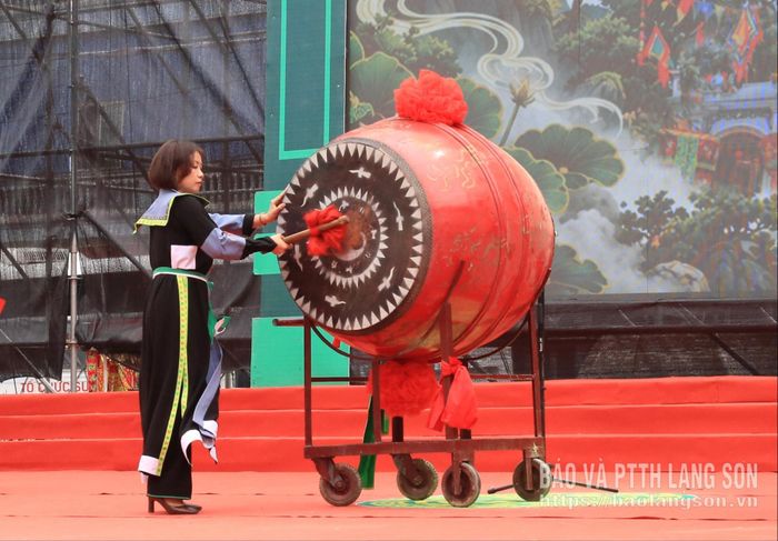 Lãnh đạo UBND xã Tân Thành đánh trống khai mạc lễ hội