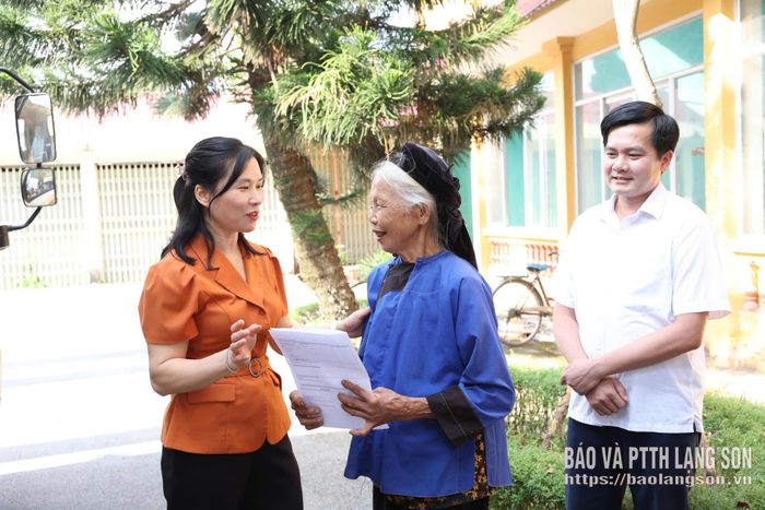 Đoàn công tác thăm hỏi cán bộ y tế, người dân khám bệnh trên địa bàn xã Lộc Bình