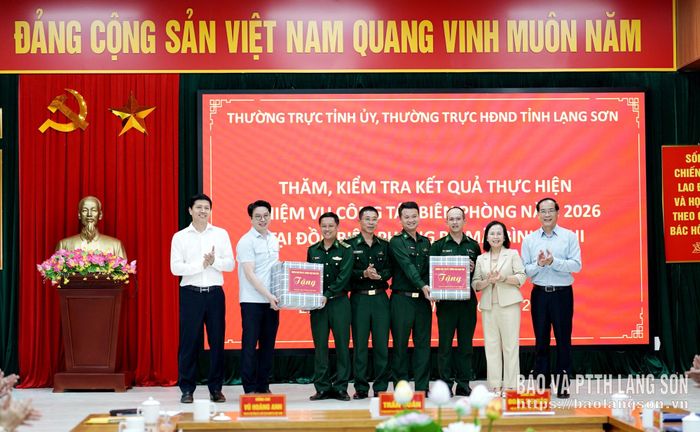 Các đồng chí lãnh đạo tỉnh tặng quà cán bộ, chiến sĩ Đồn Biên phòng Pò Mã và Đồn Biên phòng Bình Nghi