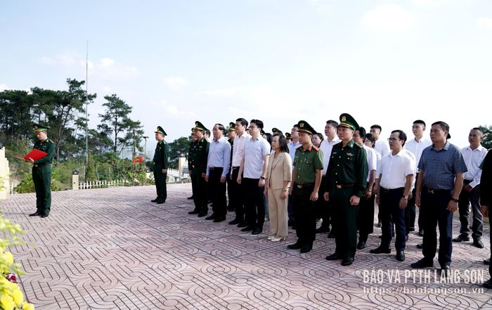 Các đồng chí lãnh đạo tỉnh và các đại biểu dâng hương tưởng niệm các anh hùng liệt sĩ tại Điểm cao 820
