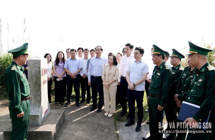 Các đồng chí lãnh đạo tỉnh và thành viên đoàn khảo sát công tác tuần tra, bảo vệ đường biên giới, cột mốc tại Điểm cao 820