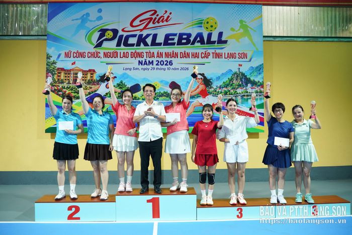 Ban tổ chức trao giải cho các vận động viên đạt thành tích xuất sắc