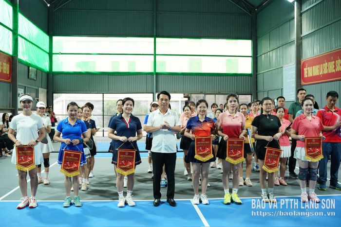 Ban tổ chức trao cờ lưu niệm cho đại diện các vận động viên