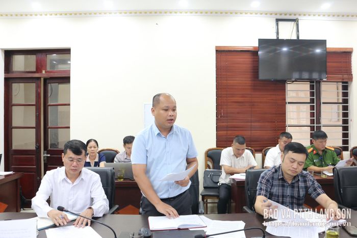 Lãnh đạo xã Tri Lễ báo cáo kết quả khám sức khỏe định kỳ, khám sàng lọc, tạo lập hồ sơ điện tử cho người dân trên địa bàn xã