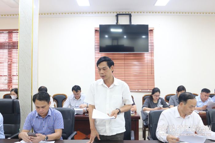 Lãnh đạo xã Điềm He báo cáo kết quả khám sức khỏe định kỳ, khám sàng lọc, tạo lập hồ sơ điện tử cho người dân trên địa bàn xã