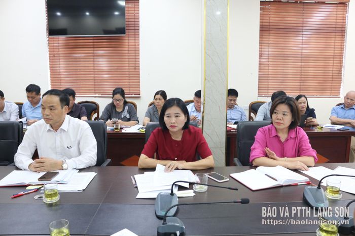 Các đại biểu tham dự buổi làm việc