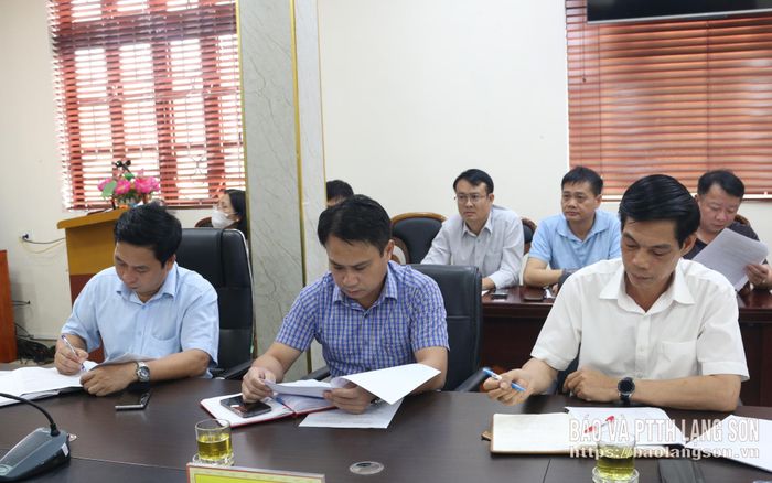 Các đại biểu tham dự buổi làm việc