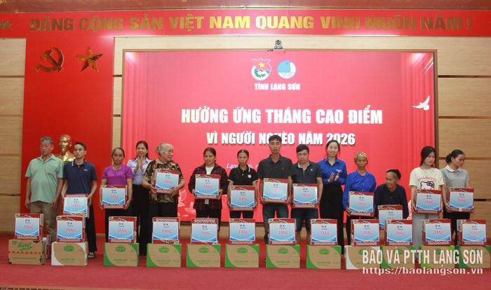 Đại diện Tỉnh đoàn và xã Đồng Đăng trao quà cho các gia đình có hoàn cảnh khó khăn