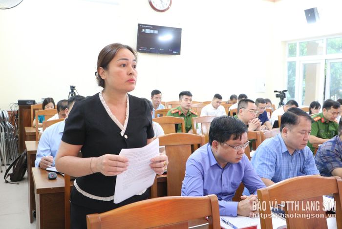 Lãnh đạo UBND xã Thiện Long báo cáo, làm rõ một số nội dung trong triển khai thực hiện nhiệm vụ