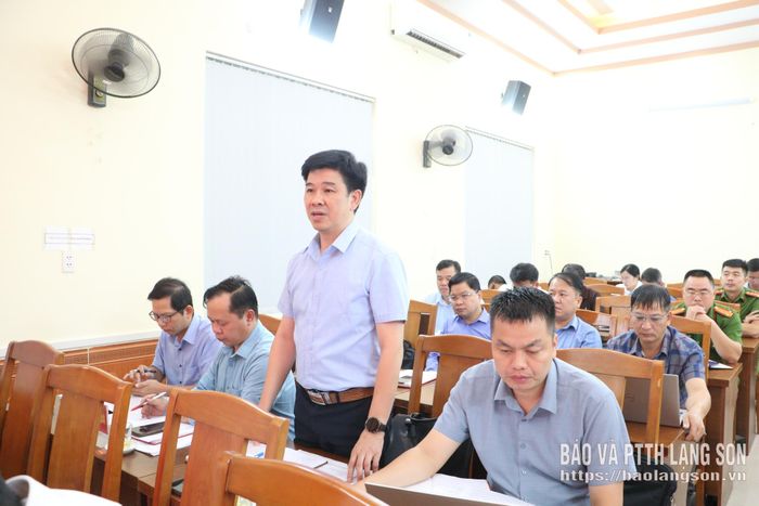 Lãnh đạo Trung tâm Y tế khu vực Bình Gia phát biểu tại buổi làm việc