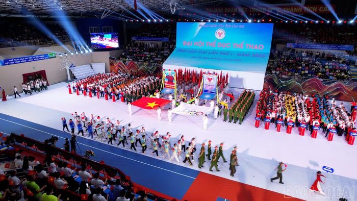 Màn diễu hành biểu dương lực lượng tại Lễ khai mạc, thể hiện tinh thần đoàn kết và khí thế của phong trào thể dục thể thao tỉnh Lào Cai.