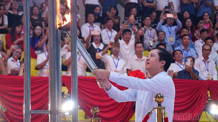 Đồng chí Dương Quốc Huy - Ủy viên Ban Chấp hành Trung ương Đảng, Bí thư Tỉnh ủy thực hiện nghi thức thắp lửa truyền thống tại Đại hội