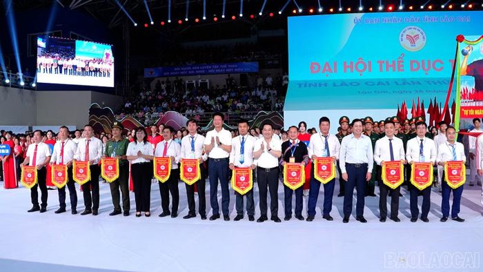 Các đồng chí lãnh đạo tỉnh trao cờ lưu niệm cho đại diện các đoàn vận động viên tham dự Đại hội Thể dục thể thao tỉnh Lào Cai lần thứ I, năm 2026.