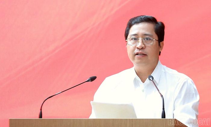 Đồng chí Dương Quốc Huy - Uỷ viên Ban Chấp hành Trung ương Đảng, Bí thư Tỉnh uỷ phát biểu khai mạc Hội nghị lần thứ 14 (mở rộng).