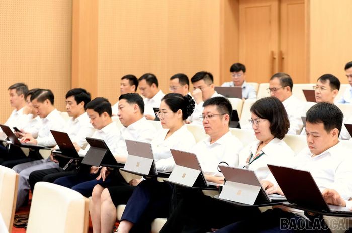 Các đại biểu dự Hội nghị lần thứ 14 (mở rộng).
