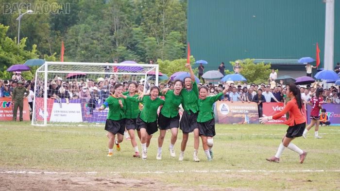Diễn ra vào tháng 8/2026 tại Sân vận động phường Nghĩa Lộ, Giải bóng đá nữ các dân tộc thiểu số Việt Nam - VTV Cup lần thứ I năm 2026 đã mang đến những trận cầu sôi nổi, hấp dẫn, thu hút đông đảo khán giả đến theo dõi, cổ vũ.