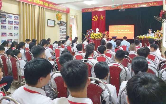 Chi Cục Quản lý thị trường tỉnh phối hợp với các cơ sở giáo dục tổ chức tuyên truyền phòng, chống thuốc lá, thuốc lá điện tử và thuốc lá nung nóng trong trường học.