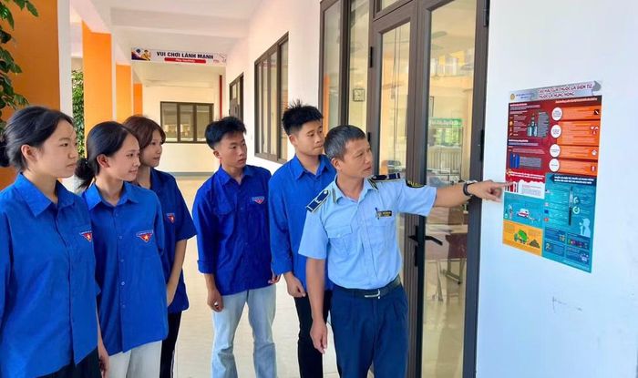 Học sinh tìm hiểu các quy định của pháp luật về phòng, chống tác hại của thuốc lá thông qua hoạt động tuyên truyền tại trường học.