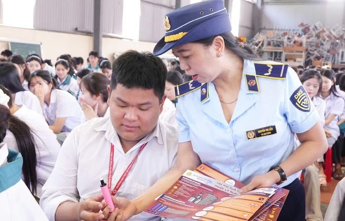 Nội dung tuyên truyền tập trung cảnh báo tác hại của thuốc lá điện tử và thuốc lá nung nóng đối với sức khỏe học sinh.