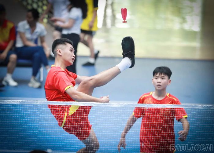 Các vận động viên thi đấu nội dung đôi nam môn đá cầu, thể hiện kỹ thuật và tinh thần quyết tâm.