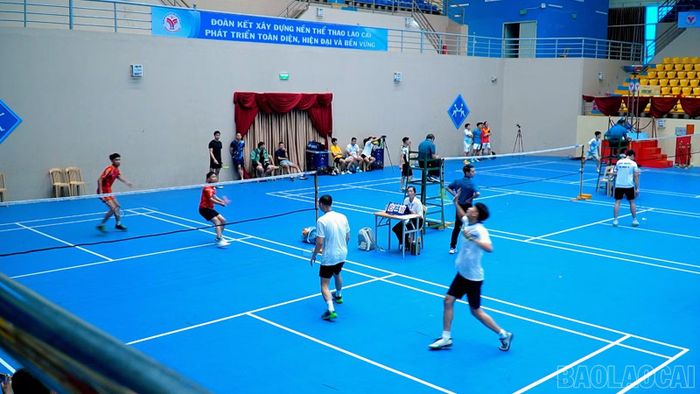 Các vận động viên tranh tài ở nội dung đồng đội nam môn cầu lông tại Đại hội Thể dục thể thao tỉnh Lào Cai lần thứ I, năm 2026.