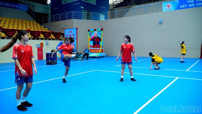 Nội dung đôi nữ môn đá cầu thu hút sự tập trung của các vận động viên trong từng pha xử lý tình huống.
