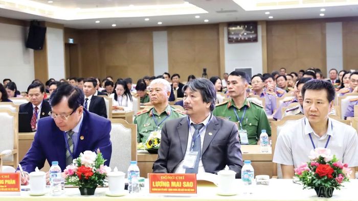 Các đồng chí lãnh đạo UBND tỉnh, Uỷ ban MTTQ Việt Nam tỉnh, Hội Luật gia Việt Nam tham dự Đại hội.