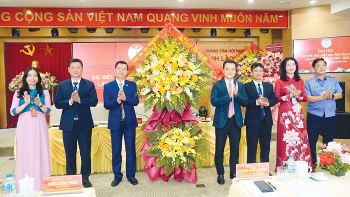 Đồng chí Giàng Quốc Hưng - Ủy viên Ban Thường vụ Tỉnh ủy, Phó Chủ tịch UBND tỉnh tặng hoa chúc mừng Đại hội.