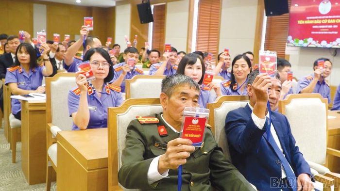 Các đại biểu biểu quyết thông qua Nghị quyết Đại hội.