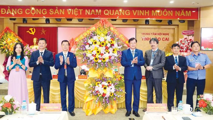 Đồng chí Trần Công Phàn - Phó Chủ tịch Thường trực Trung ương Hội Luật gia Việt Nam tặng hoa chúc mừng Đại hội.