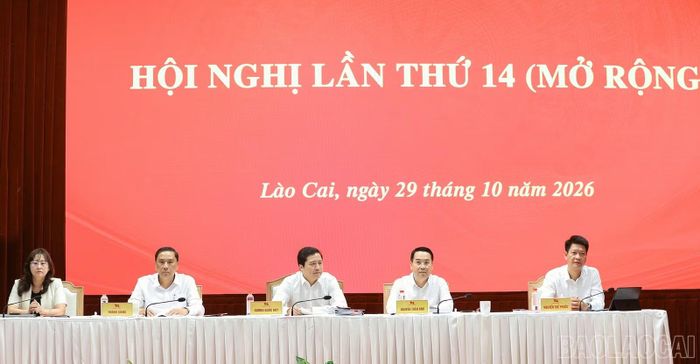 Các đồng chí Thường trực Tỉnh ủy chủ trì hội nghị.