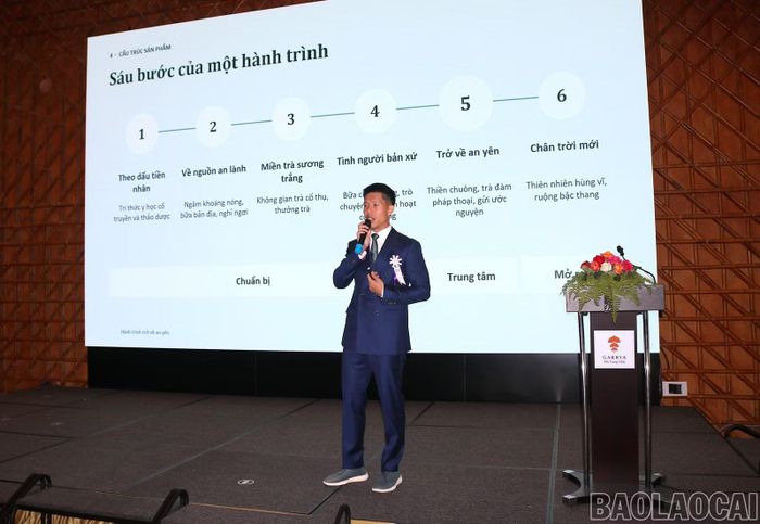 Ông Đào Đức Long - Phó Chủ tịch Thường trực Hiệp hội Du lịch tỉnh Lào Cai công bố sản phẩm tại Hội thảo kết nối doanh nghiệp.
